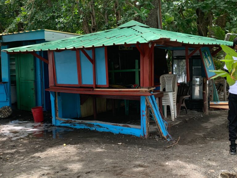 Huracán Beryl afecta negocios en playas Los Almendros de Baní