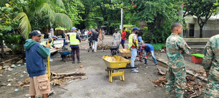 Alcaldía de Baní mantiene brigadas de limpieza y medio ambiente en labores de aseo tras lluvias de Beryl