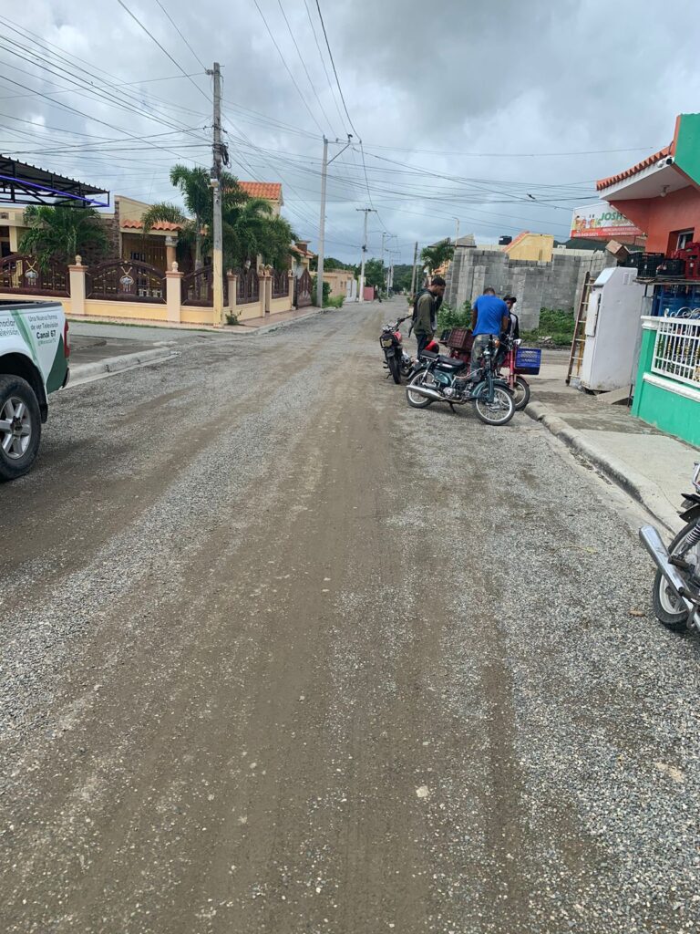 Comunitario de Brisas del Norte de Baní espera inicien asfaltado de sus calles