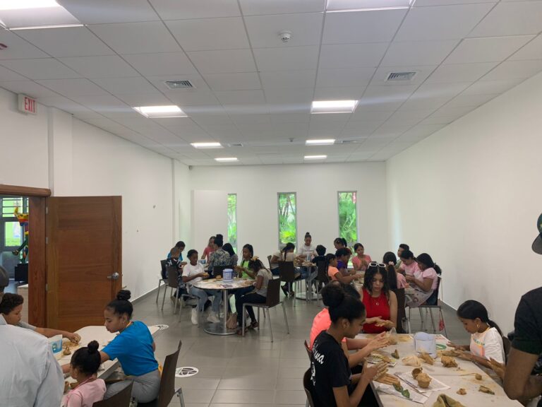 John Caridad, imparte taller de escultura en barro a niños en el Centro Cultural Perelló