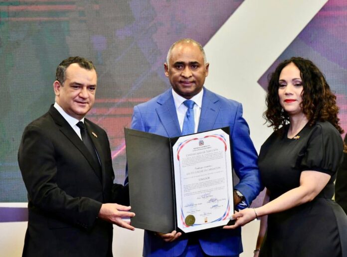JULITO SENADOR Julito Fulcar es certificado como senador por la provincia Peravia