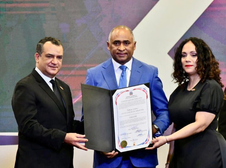 Julito Fulcar es certificado como senador por la provincia Peravia
