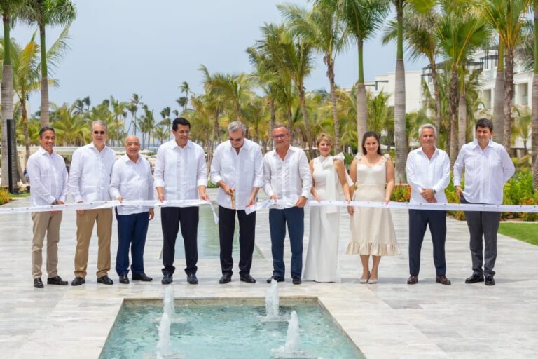 Abinader inaugura en Punta Cana el lujoso hotel Secrets Tides