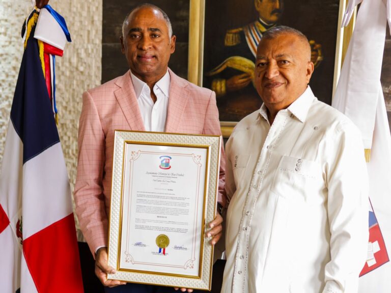 Julito Fulcar recibe reconocimiento del ayuntamiento de San Cristóbal