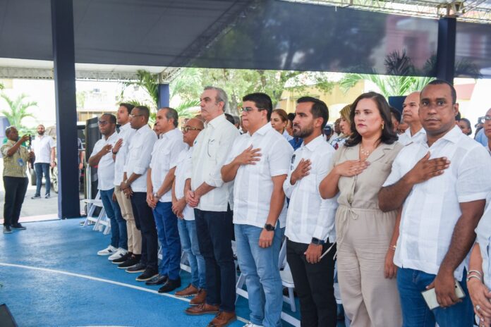 Presidente  Abinader y Fellito Suberví inauguran el remozamiento de la cañada El Túnel
