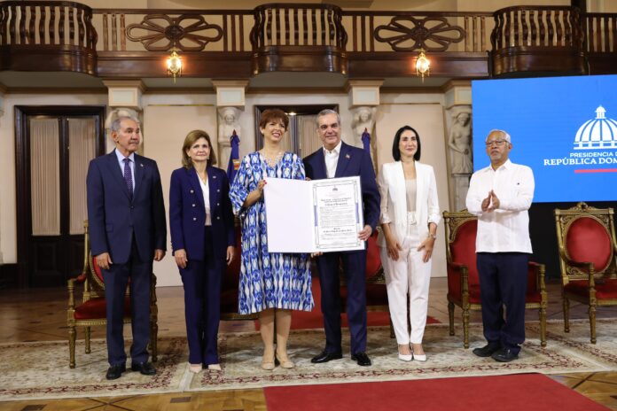Abinader entrega premio a la Excelencia Magisterial 2024