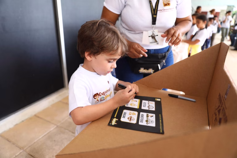 JCE organiza elecciones infantiles en campamento de verano