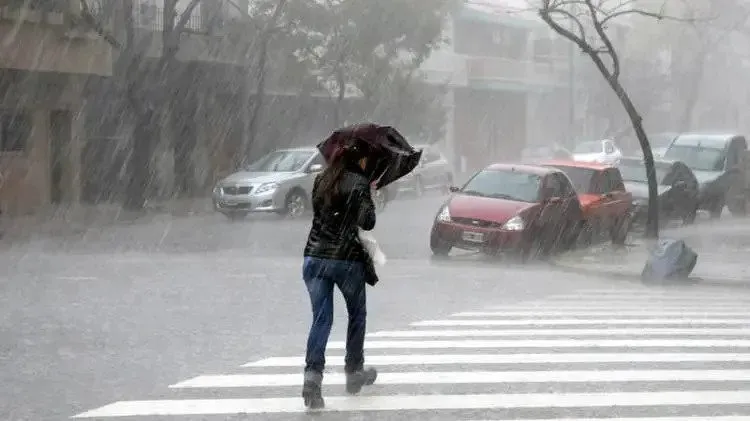 Aguaceros con tormentas eléctricas y ráfagas de viento