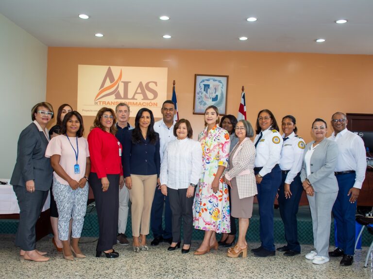 Gobernadora de Peravia  participa en socialización de proyecto “ Alas de Transformación”