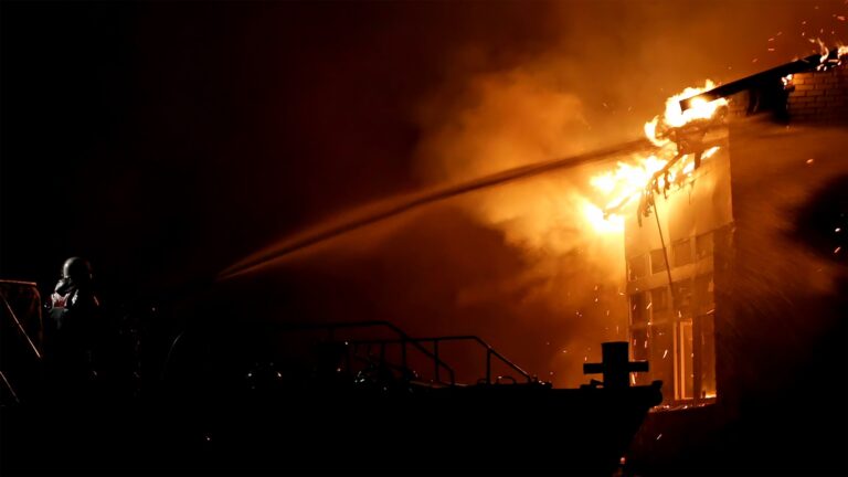 Mujer ataca a bomberos y policías con machete tras incendiar vivienda