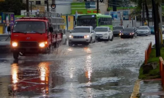Activa onda tropical y vaguada provocarán aguaceros moderados