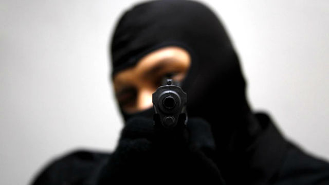 Hombre herido de bala por encapuchados en balneario La Poza, Villa Riva