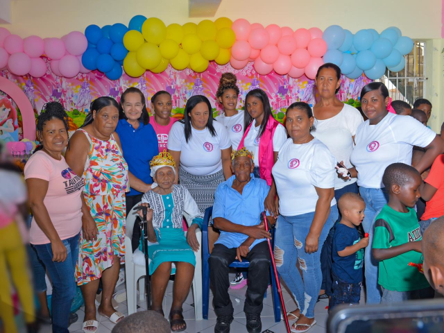 Tarde divertida para niños con entrega de útiles escolares