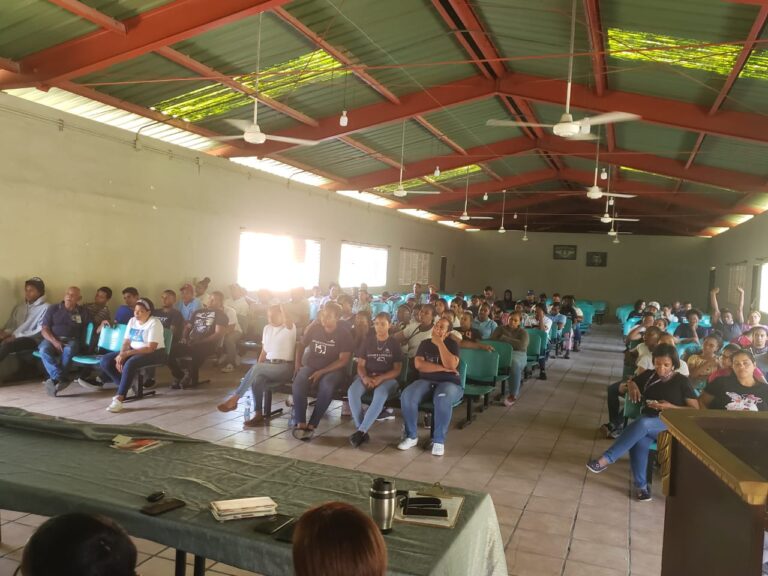 Edesur capacita jóvenes sobre uso eficiente de la energía en Bani, provincia Peravia
