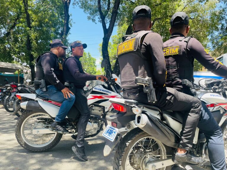 Miembros de la Dicrim apresan hombre por robo a mano armada en Baní