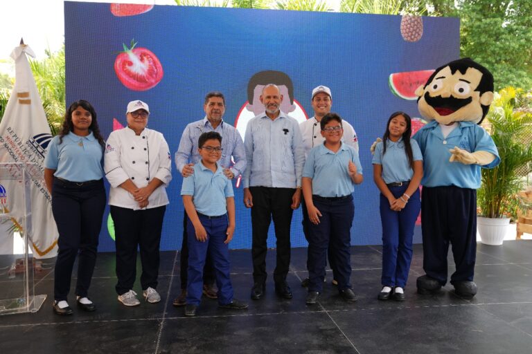 INABIE presenta menú escolar balanceado con mayor variedad y frutas frescas