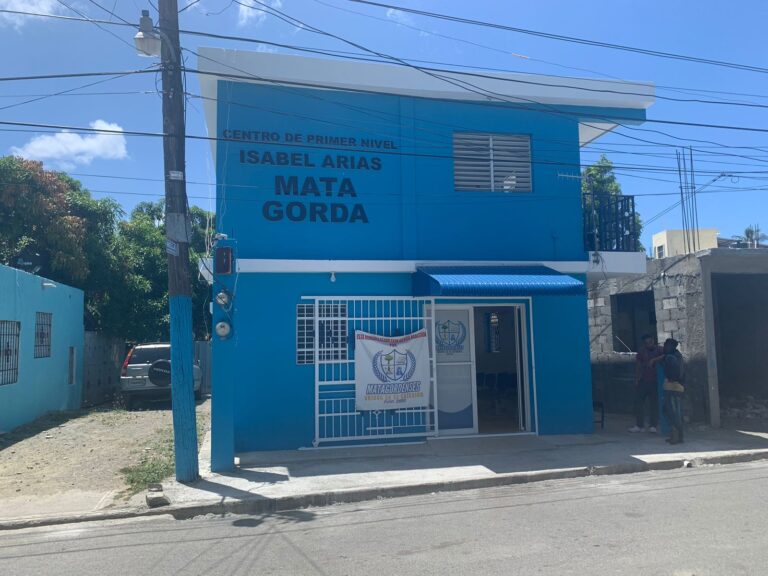 La Clínica de Atención Primaria de Mata Gorda llevará el nombre de Isabel Luisa Arias en Reconocimiento a su Labor Comunitaria