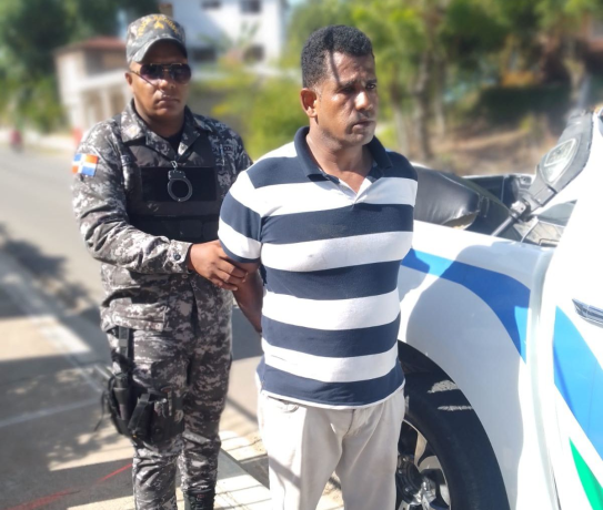 Policía Nacional detiene a hombre por apuñalar a mujer en Puerto Plata