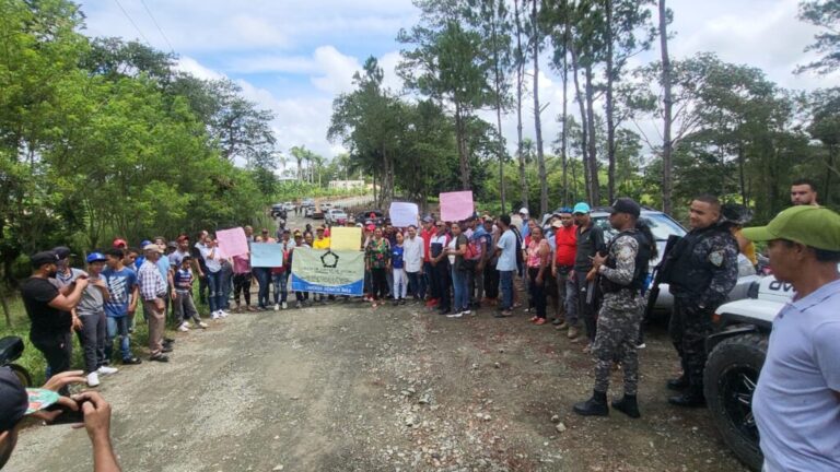 Comunitarios de Jarabacoa reclaman el arreglo de sus Calles