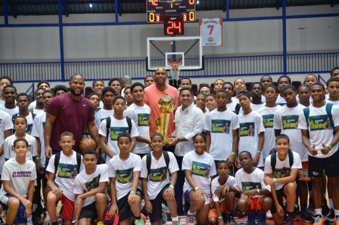 Ministro de Deportes rinde homenaje a Al Horford en emotivo acto en La Romana