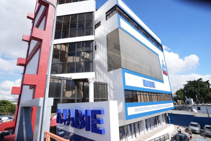 Inabie suspende desayuno escolar en Santiago tras reportes de problemas estomacales en estudiantes