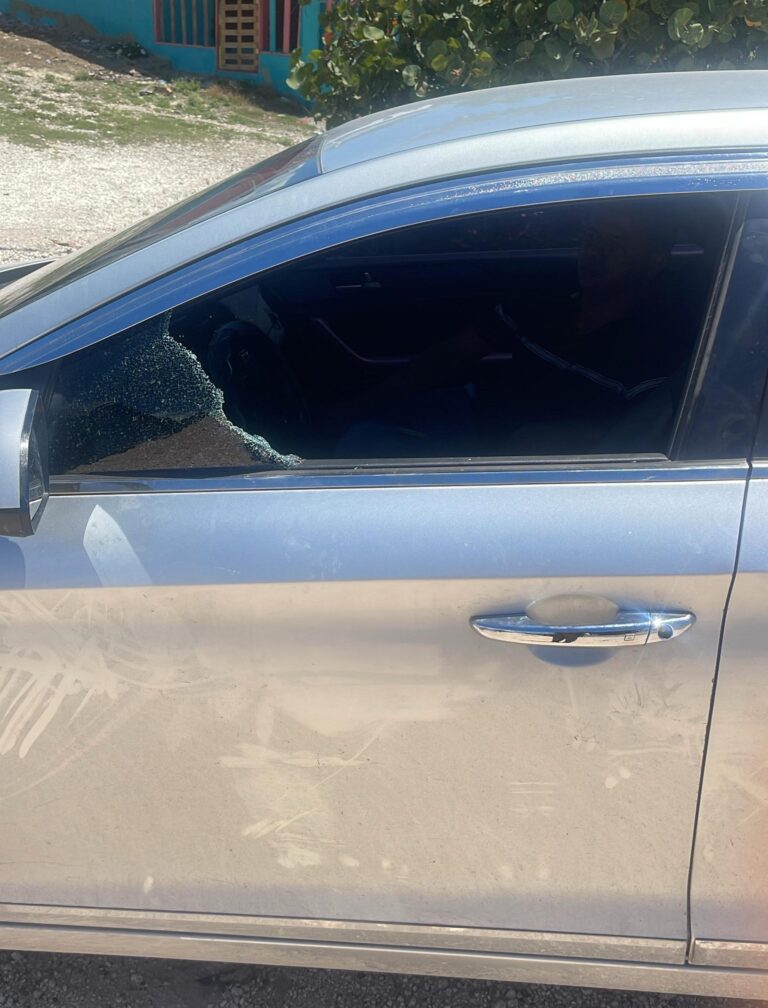 Policía apresa a tres hombres por robo a vehículos en Juan Dolio
