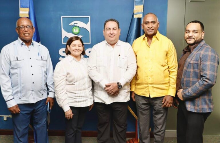 Senador Julito Fulcar encabeza comisión para buscar solución a los servicios del hospital Nuestra Señora de Regla de Baní