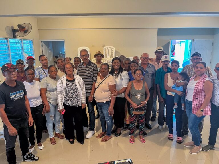 Alcaldía de Baní impacta 31 familias en El Fundo con la reparación de su vivienda