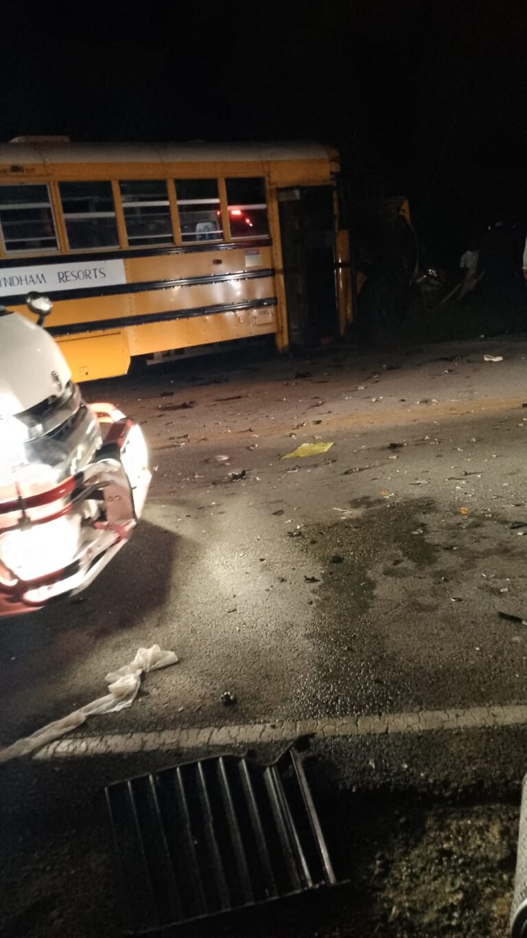 Fuerte accidente múltiple en carretera de bayahibe con la autovía Coral