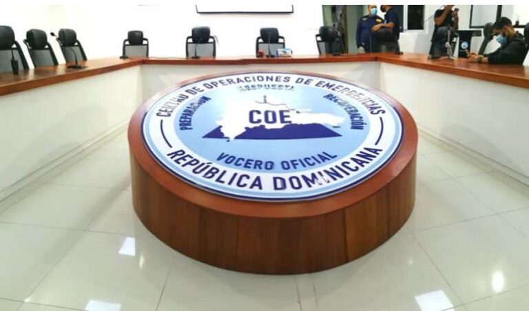 COE eleva nivel de alerta en varias provincias por activa onda tropical y vaguada