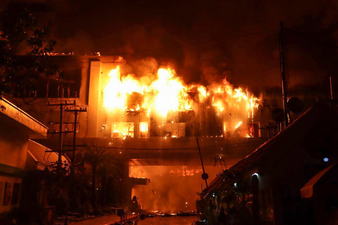 Incendio devasta hotel Tía Isabel en Las Yayas, Azua