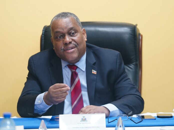 Garry Conille, primer ministro haitiano, muestra sus uña Garry Conille, primer ministro haitiano, muestra sus uña