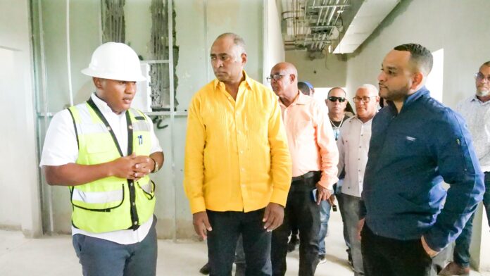 Senador Julito Fulcar supervisa remozamiento del Hospital Senador Julito Fulcar supervisa remozamiento del Hospital