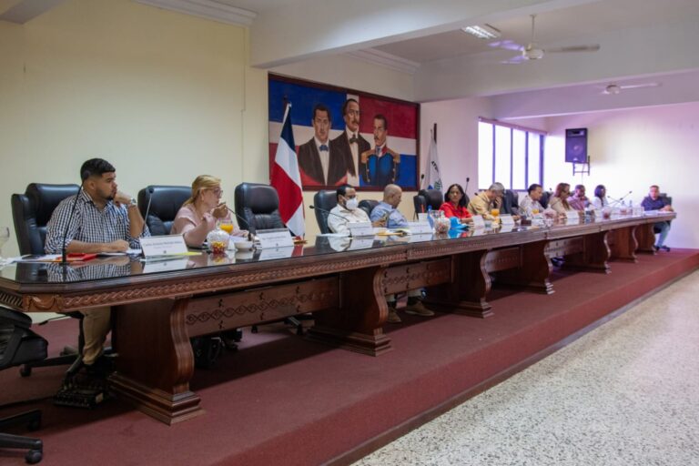 Regidores de Baní participan en sesión ordinaria ; debaten temas importantes