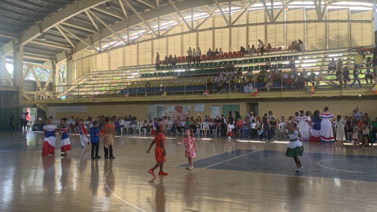“Estudiantes del Colegio Díaz Santana Celebran el Día de la Raza con Coloridas Presentaciones Culturales”