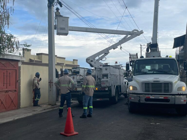 Edesur Dominicana Rehabilita Redes Eléctricas y Formaliza Clientes en Baní