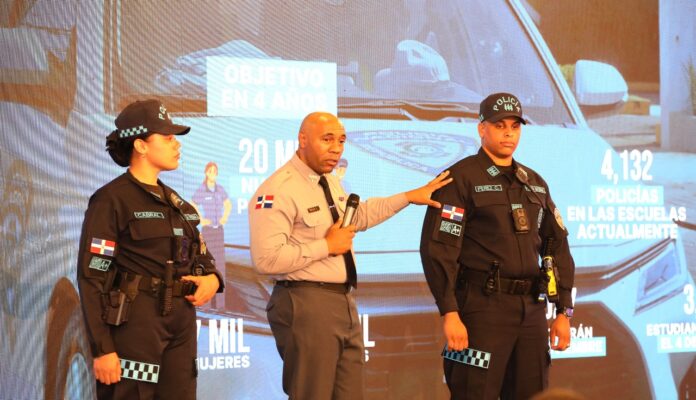 Abinader presenta nueva imagen de la Policía Nacional
