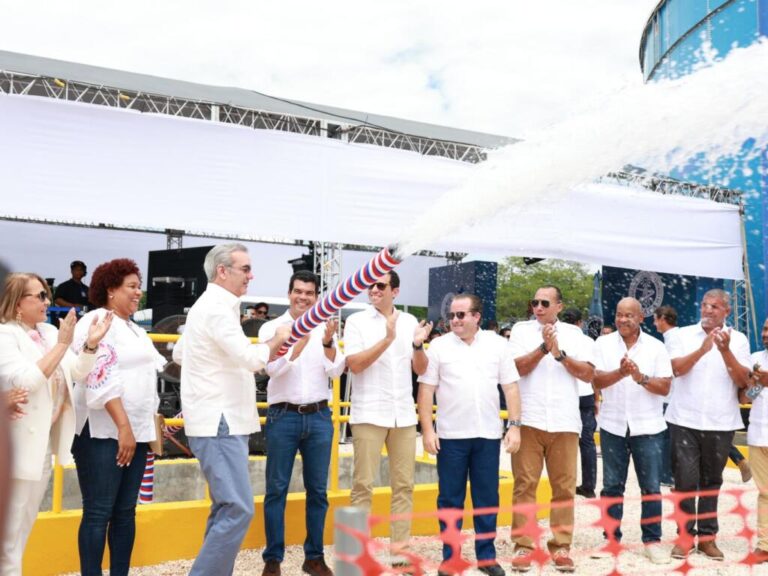 Abinader y Arnaud inauguran acueducto en Cabo Rojo, Pedernales