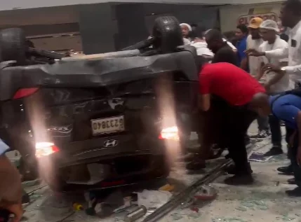 Accidente en Supermercado Nacional: vehículo cae desde edificio de parqueos