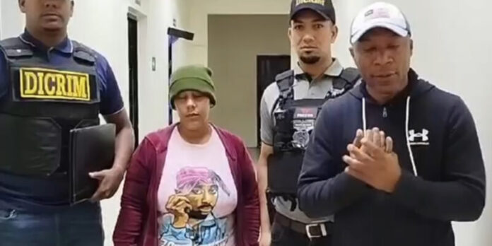 Se entrega mujer acusada de homicidio en La Vega