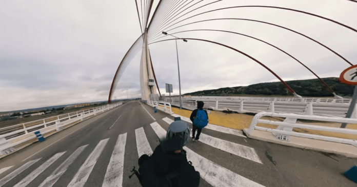 Dos jóvenes fallecen tras caer de un puente