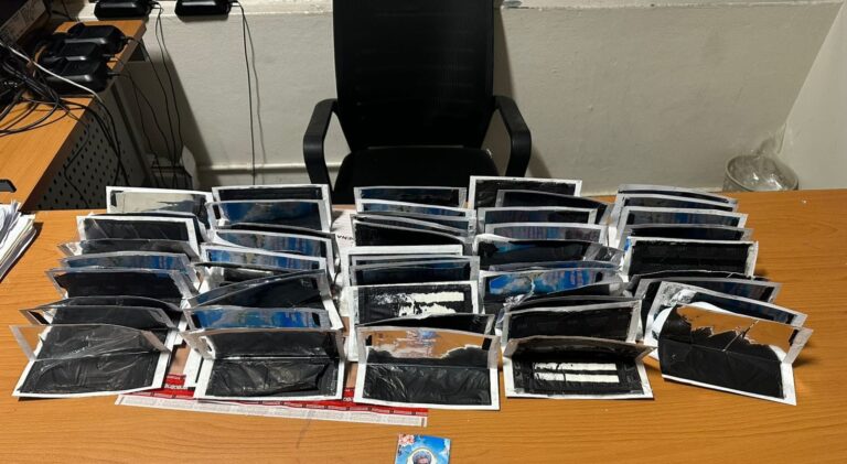 Interceptan envío de cocaína en recordatorios para difuntos