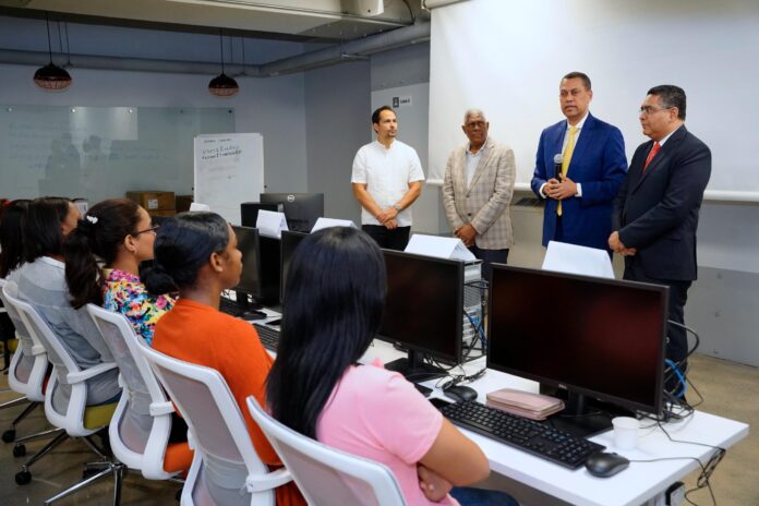 Indotel lanza programa de Alfabetización Digital para policías