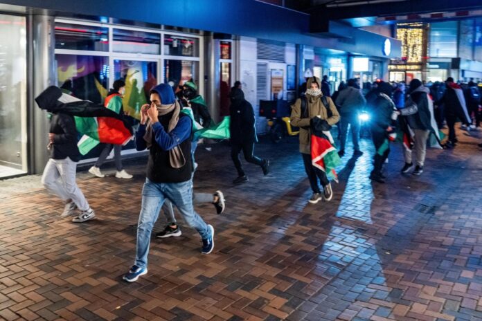 Grupos de musulmanes agreden a fanáticos israelíes en Ámsterdam Grupos de musulmanes agreden a fanáticos israelíes en Ámsterdam