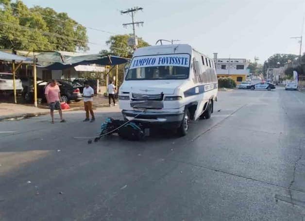 Colisión entre autobús y motocicleta deja mujer herida de gravedad