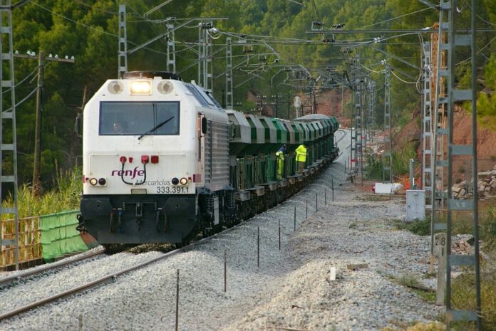 Dos hombres salen ilesos tras colisión entre automóvil y locomotora en Barahona