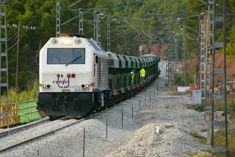 Dos hombres salen ilesos tras colisión entre automóvil y locomotora en Barahona