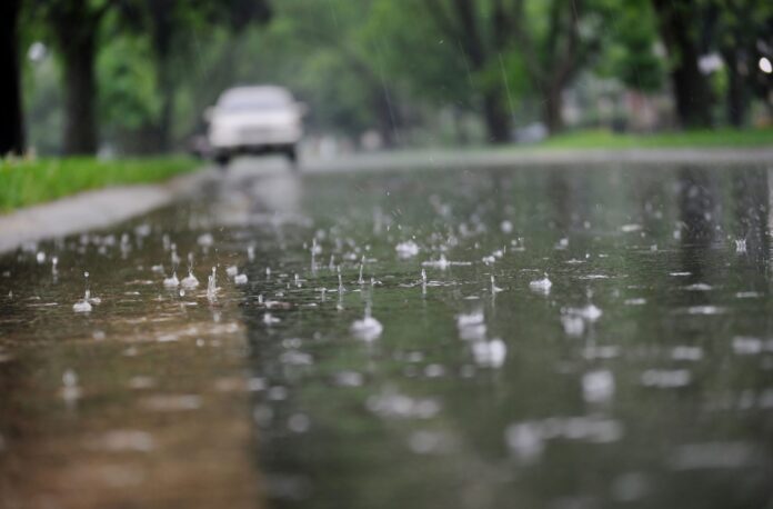Nublado con lluvias débiles a localmente moderadas sobre varias provincias del norte, noreste y zonas montañosas del país.