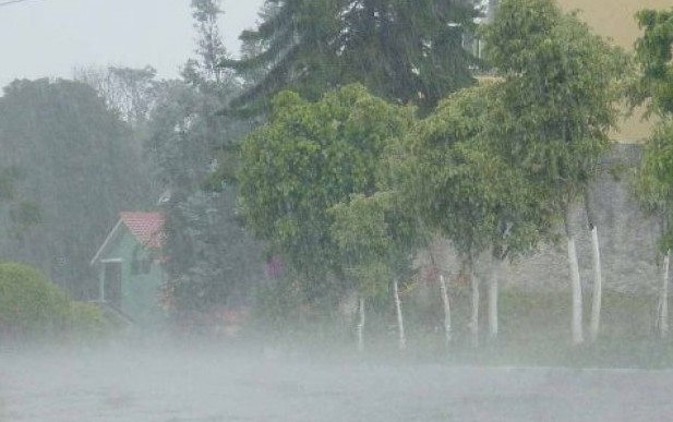 Lluvias persisten por sistema frontal y viento del noreste