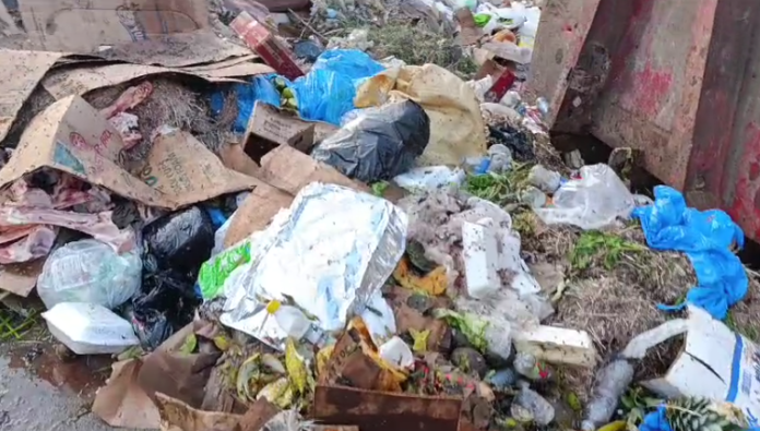 Comerciantes del mercado de SPM exigen solución a la crisis de basura